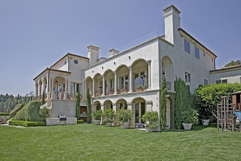 Large pool in front of mansion home - Best home remodeling done by Kavin Construction in the Greater Los Angeles area