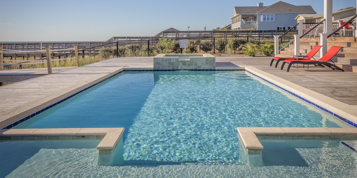 Why Choose a General Contractor to Design and Build Your Swimming Pool