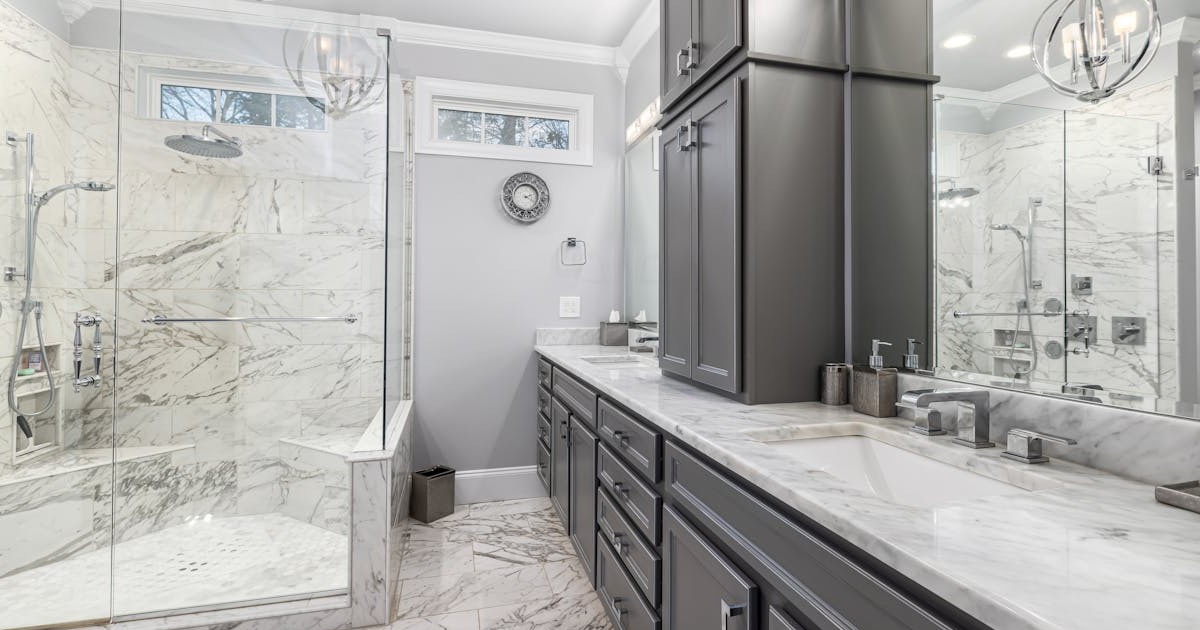Essential Elements of a Luxury Master Bathroom Suite
